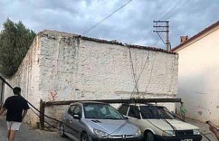 Ahşap direk araçların üzerine devrildi