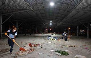 Akdeniz’de pazar yerleri yıkanıyor, çöp konteynerleri...