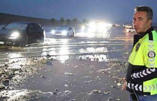 Aksaray-Nevşehir karayolunu sel vurdu: Yol trafiğe...
