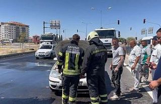 Aksaray’da seyir halindeki otomobilde yangın paniği