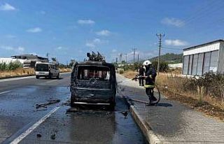 Alanya’da seyir halindeki Fiat otomobil alev aldı