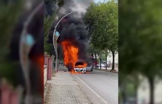 Alev alan otomobilden geriye hurda yığını kaldı