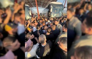 Ali Koç, taraftarlarla birlikte stada gitti