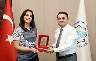 ALKÜ’lü şampiyona Rektör Türkdoğan’dan plaket