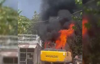 Altyapı çalışması yapan iş makinesi alev topuna...
