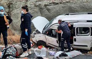 Amasya’da yoldan çıkan araç toprak yığınına...