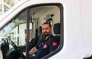 Ambulans şoförü çocuğu yalın ayak bırakmadı,...