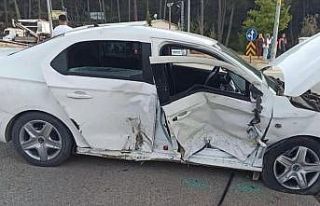 Ambulansla, otomobil çarpıştı: 5 yaralı