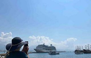 Amerikalı 602 yolcu ve 393 mürettebatlı dev kruvaziyer...