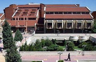 Anadolu Üniversitesi Kütüphanesi bilgiye açılan...