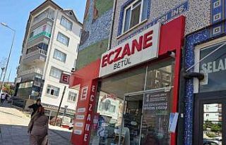 Ankara’da kontrolden çıkan otomobil eczaneye çarparak...