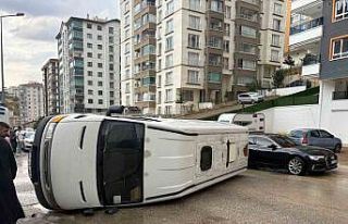 Ankara’da minibüs yol kenarına devrildi