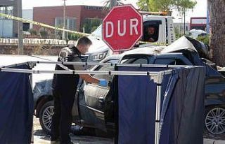 Antalya’da ağaca çarpan otomobilin sürücüsü...