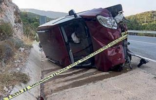 Antalya’da kamyonet yan yattı: 6 yaralı