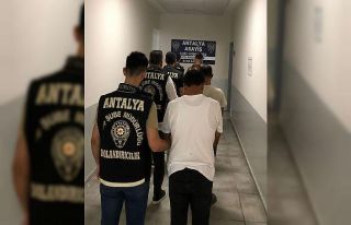 Antalya’da kendini devlet görevlisi olarak tanıtıp...