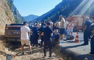 Antalya’da otomobil çekici ile çarpıştı: 5...