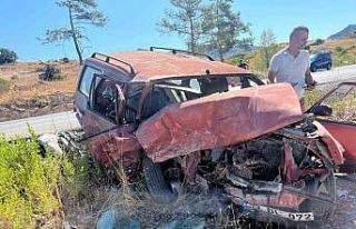Antalya’da otomobiller kafa kafaya çarpıştı:...