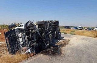 Araçla çarpışan kamyon yan yattı: 1 yaralı