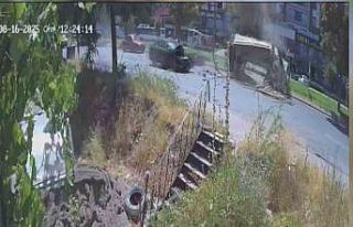 Arkadan çarptığı kamyoneti devirdi: 4 yaralı