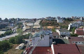 Arnavutköy’de 5 katlı binanın çatısında çıkan...
