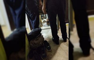 Asansörde kalan aileyi ekipler kurtardı