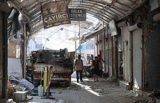 Asrın felaketinde hasar alan Tarihi Uzun Çarşı’da...