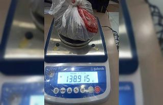 Attıkları poşetten uyuşturucu çıktı