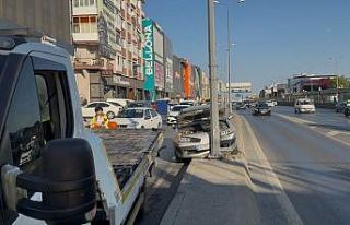 Avcılar E-5 yan yolda refüje çıkan araç elektrik...