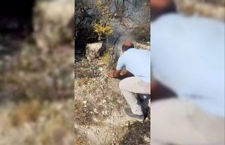 Avuçlarına doldurdukları toprakla yangını söndürmeye...