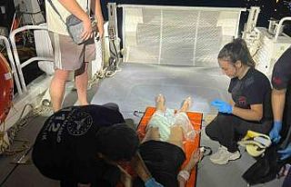 Ayağı kırılan kazazede sahil güvenlik ekipleri...