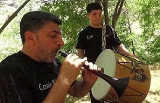 Baba-oğul her yaz memleketlerini gezerek davul-zurna...