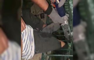 Bacağı mazgala sıkışan çocuğu itfaiye kurtardı