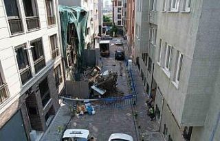 Bakırköy’de kısmen çöken tarihi ahşap bina...