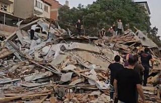 Balıkesir’de 6.1’lik deprem: Bir bina çöktü