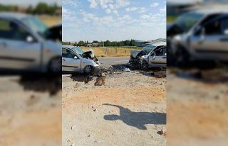 Balıkesir’de iki araç kafa kafaya çarpıştı:...