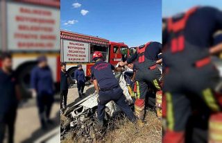 Balıkesir’de şarampole uçan araçta sıkışan...