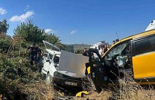 Balıkesir’de ticari taksi otomobille kafa kafaya...