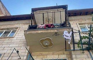 Balkondan düşen çocuk hayatını kaybetti