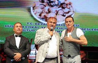 Başkan Pütün yerel sanatçılara sahip çıkarak...