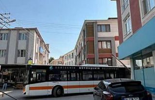 Belediye otobüsü elektrik direğini devirdi