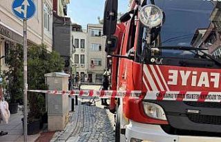 Beşiktaş’ta 3 katlı binada yangın paniği