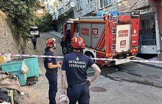 Beyoğlu’nda ağaç ve elektrik direği araçların...