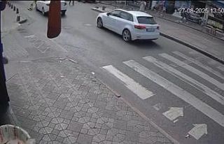 Beyoğlu’nda otomobilin dede ve torununa çarptığı...