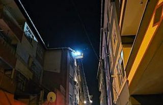 Beyoğlu’nda patlama sonrası evin çatısı alevlere...