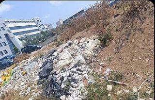 Bilecik Devlet Hastanesi etrafını çöpler sardı