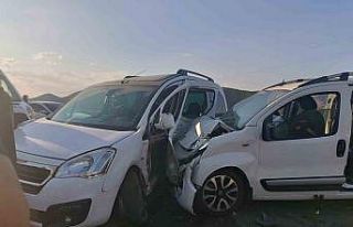 Bingöl’de iki hafif ticari araç çarpıştı:...