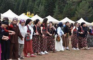 Binlerce vatandaş 3 günlük şenlikte horon teperek...