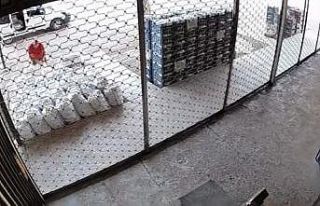 Bir çuval sebzeyi arabasına atıp gitti: O anlar...