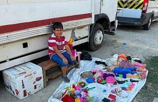 Bisiklet parası kazanmak için tezgah açan çocuklar,...