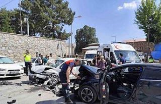 Bitlis’te otomobiller çarpıştı: 10 yaralı